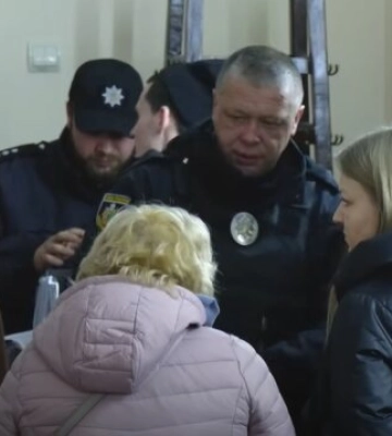 "Жерти не будете місяць, а татусів здам до ТЦК": у Чернівцях поліцейська знущалася з 10-річних школярів