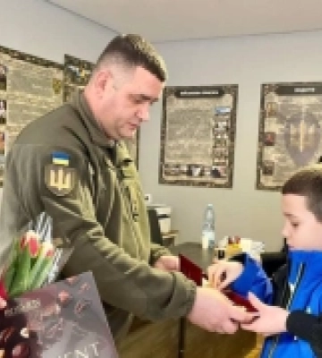 Зеленський вручив родині загиблого офіцера з Волині сертифікат на житло