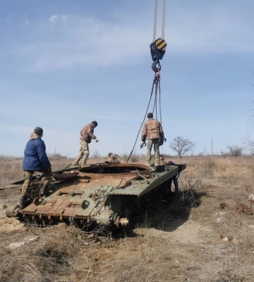 Фахівці Міноборони зібрали на Харківському напрямку 55 тонн металобрухту від залишків російської військової техніки