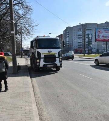 У Луцьку розпочали прибирання вулиць від протиожеледних сумішей