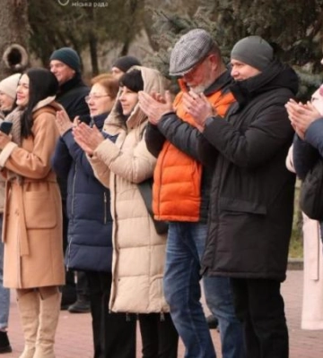 З прапором України в руці та вишиванкою на постаменті: у Дніпрі до дня народження Шевченка прикрасили найвищий пам&#039;ятник Кобзареві