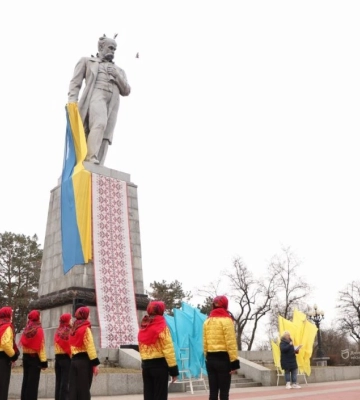 З прапором України в руці та вишиванкою на постаменті: у Дніпрі до дня народження Шевченка прикрасили найвищий пам&#039;ятник Кобзареві