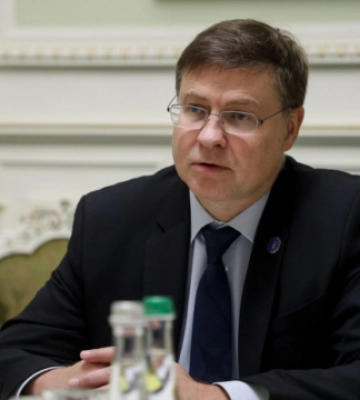 ЕС направит Украине первые два транша помощи на сумму 6 млрд евро – Домбровскис