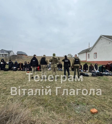 На границе с Румынией задержали автобус с 34 уклонистами