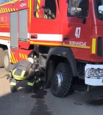 Росіяни скинули боєприпас на спецавтомобіль рятувальників на Харківщині, пошкоджено пожежну автоцистерну. ВІДЕО+ФОТО