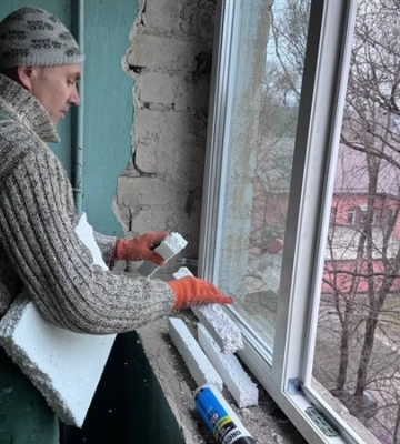 У Дніпрі встановлюють вікна у будинках, які постраждали від ворожої атаки 25 лютого