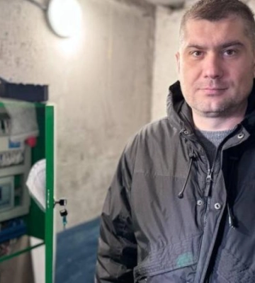 У Дніпрі встановлюють вікна у будинках, які постраждали від ворожої атаки 25 лютого