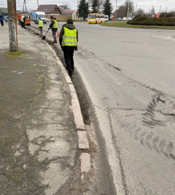 Дороги у Луцьку почали прибирати від залишків протиожеледних сумішей