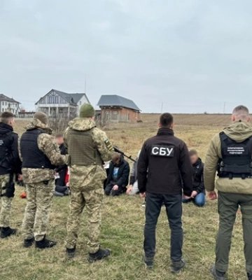 На границе с Румынией задержали автобус с 34 уклонистами