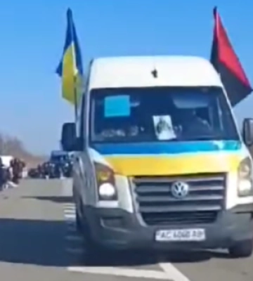 Жителі волинської громади на колінах зустріли вірного захисника Віктора Козачука, який повернувся додому «на щиті»