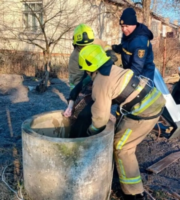 На Рівненщині рятувальники дістали з колодязя тіло старенької жінки (ФОТО)