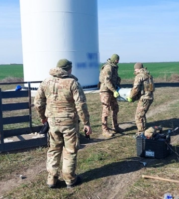 Поліцейські знешкодили бойову частину дрона, яка застрягла у гвинті вітряка
