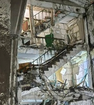 Удар по многоэтажке в Херсоне: появились ужасные фото