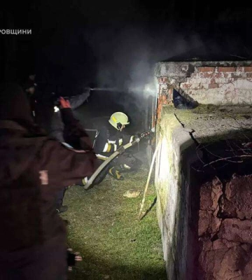 У Дніпрі двоє людей постраждали під час пожежі у покинутій будівлі