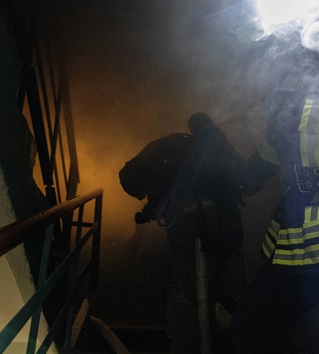 У Сумах вогнеборці ліквідували загоряння в багатоповерхівці (відео)