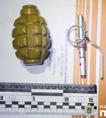 У Києві затримали чоловіка з осколковою гранатою