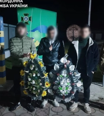 Пограничники задержали харьковчан, якобы ехавших в Румынию на похороны бабушки. Чтобы это доказать, они показали венки