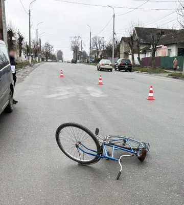 На Хмельниччині літній велосипедист втрапив у курйозну, але серйозну ДТП