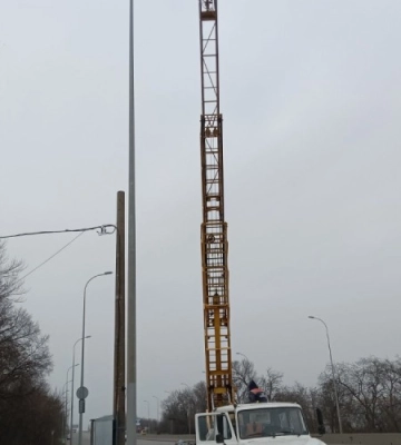 Одеські комунальники відновили опори на Київському шосе