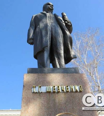 Ювілей Кобзаря. Біля пам'ятника Шевченку у Кропивницькому містяни читали його вірші