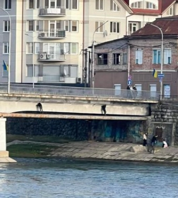 В Мукачеві підлітки наражають себе на небезпеку стрибаючи з мосту
