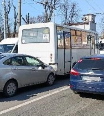 У Рівному легковик підбив маршрутку
