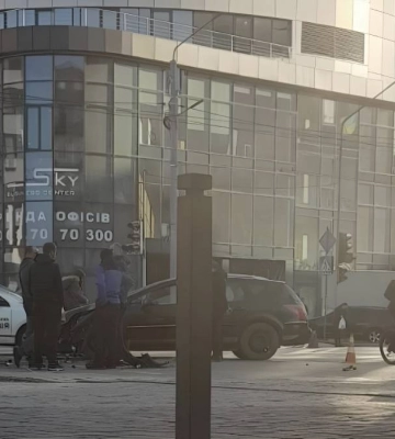 Від зіткнення відірвало колесо: ДТП в Івано-Франківську на Бельведерській