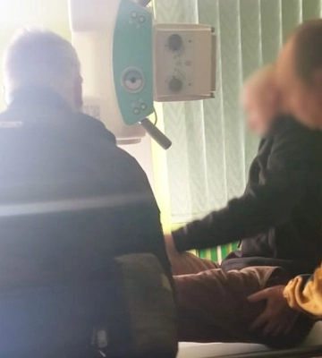 На Чернігівщині прикордонники врятували чоловіка, який опинився під завалами після ворожого обстрілу