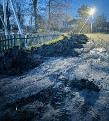 На Волині воїн без обох ніг ремонтує вулицю, бо не може їхати на візку 