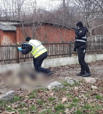 В Одеській області виявили тіло чоловіка у військовій формі, підозрюваного вже знайшли