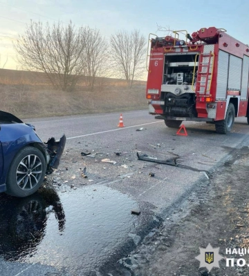 На Черкащині водійка наїхала на рятувальника, який гасив пожежу вздовж траси (ФОТО)