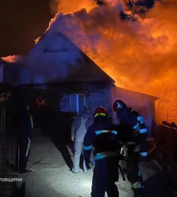 Піднявся великий стовп диму: у Дніпрі горів приватний будинок 