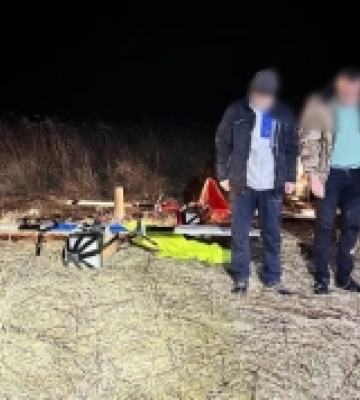 На Закарпатті викрили ділків, які безпілотниками намагалися перепаравляли за кордон сигарети