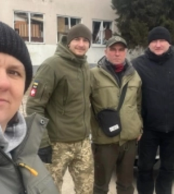 Автівки, причеп та кемпінг від небайдужих: рожищенські волонтери доставили допомогу захисникам. ФОТО