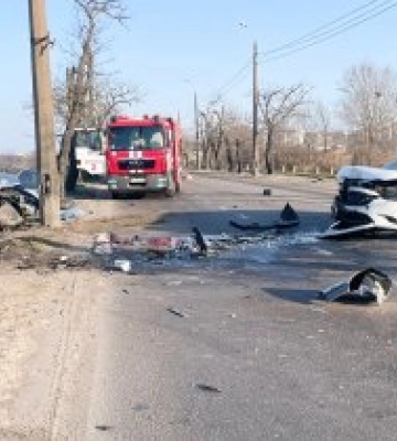 Зіткнулись два легкових автомобілі - поліцейські встановлюють обставини автопригоди у Миколаєві