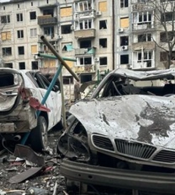 Выбитые окна, сожженные авто и огромная воронка во дворе: в Мирнограде возросло количество раненых, фото и видео