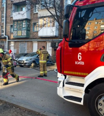 У Києві спалахнула квартира у багатоповерхівці, фото