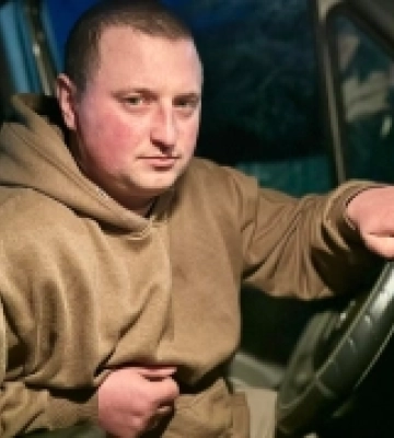 Волинянин, який втратив ноги на війні, самотужки організував ремонт вулиці у селищі