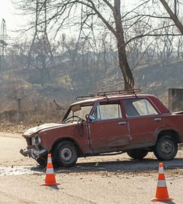 У Дніпрі у легковика ВАЗ на швидкості лопнуло колесо: водія забрала швидка