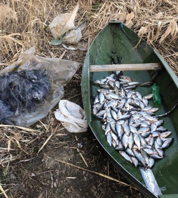 На найбільшому озері в Одеській області затримали браконьера