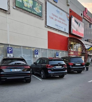 В Ужгороді власники елітних авто паркують автомобілі на місця для інвалідів