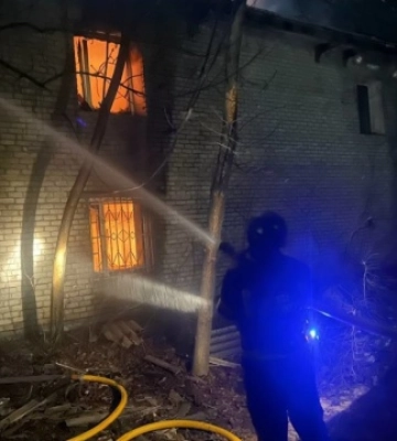 Атака по Добропіллю: в одній адмінбудівлі пожежу вже загасили, інша - ще горить