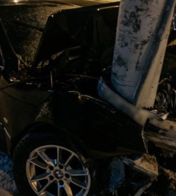 У Луцьку п’яний водій BMW, який зіткнувся з двома авто та втік, «припаркувався» в стовп