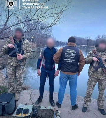 В латексной маске и гидрокостюме одессит пытался переплыть Днестр и потрепить в Молдову