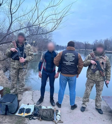 Надягнув латексну маску, щоб перетнути кордон: на Одещині затримали чоловіка