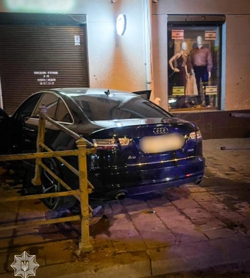 У Львові нетверезий 22-річний водій Audi в&#039;їхав у магазин