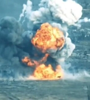Вибух боєкомплекту ворожого танка Т-72Б3 поблизу Новомихайлівки. ВIДЕО