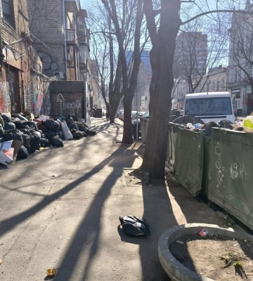 У середмісті Дніпра утворилося стихійне сміттєзвалище