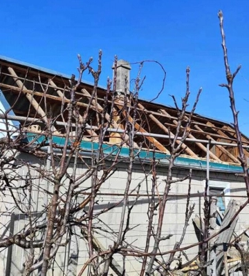 На Херсонщині російські обстріли пошкодили багатоповерхівку й вісім приватних будинків