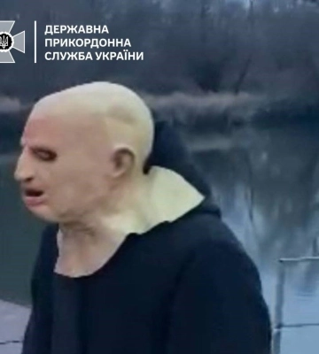 В масці та мантії: українець збирався перетнути кордон у вигляді міфічного персонажа. ВІДЕО